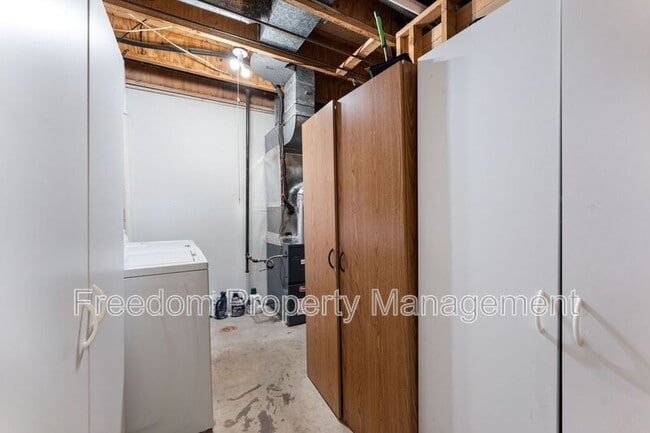 Building Photo - 726 Pine Tree Ct