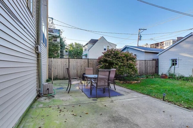 Building Photo - 1506 W Thome Ave