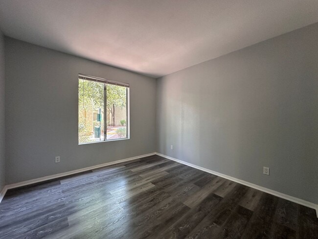 Building Photo - Updated 2 bed 2 bath Condo