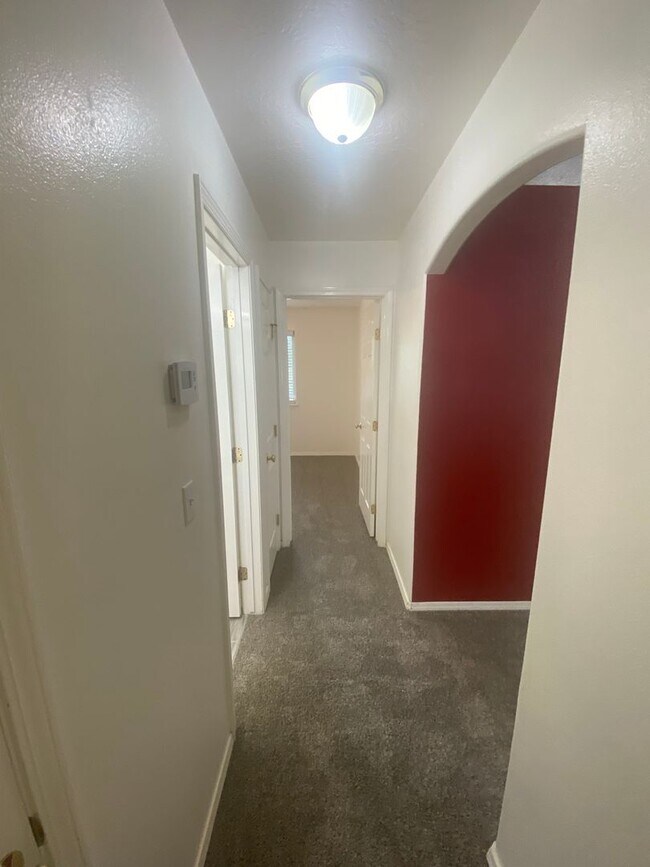 Building Photo - 3 Bed, 2 Bath,  Single Story, CUL-D-SAC Ho...