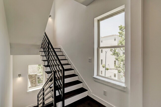 Building Photo - 1402 Eberhard St