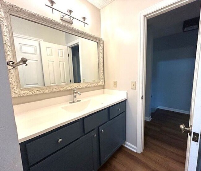 Building Photo - Townhome - 2 Bedroom 1.5 bath