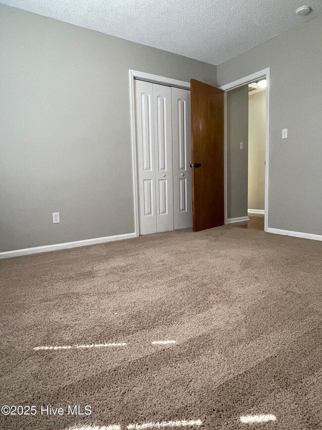 Building Photo - 2302 Knollwood Ln