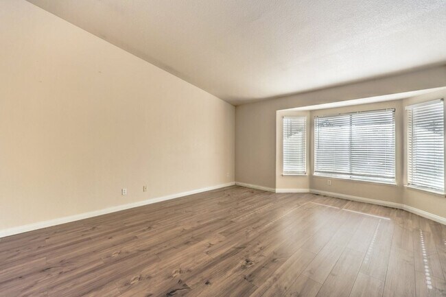 Building Photo - Stunning 4-Bedroom, 2-Bath Single-Family Home in Las Vegas