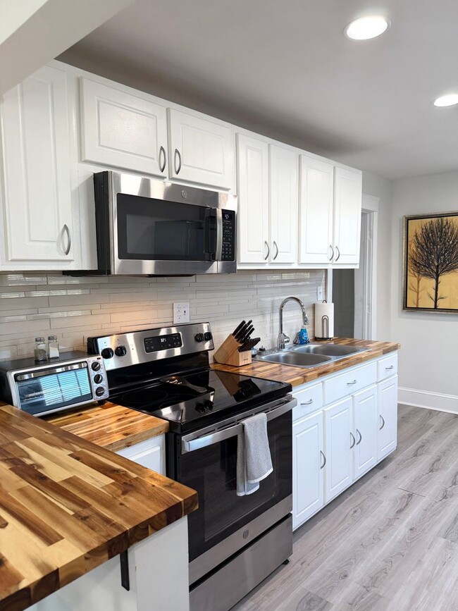 Building Photo - Furnished 2 bed 1 Bath Home