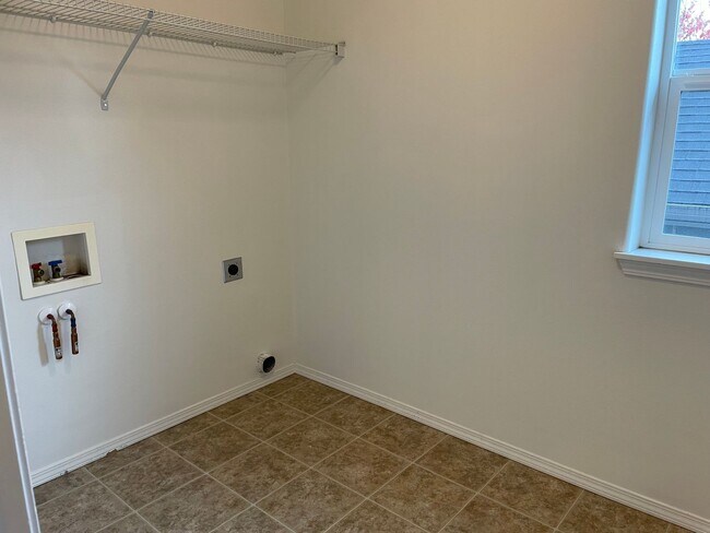 Building Photo - Custom Townhome in Camas School District! Stainless Steel Appliances and A/C!