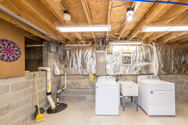 Building Photo - 5558 Parker Hill Ln