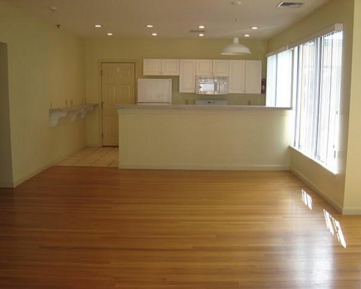 Primary Photo - 31 Channing St