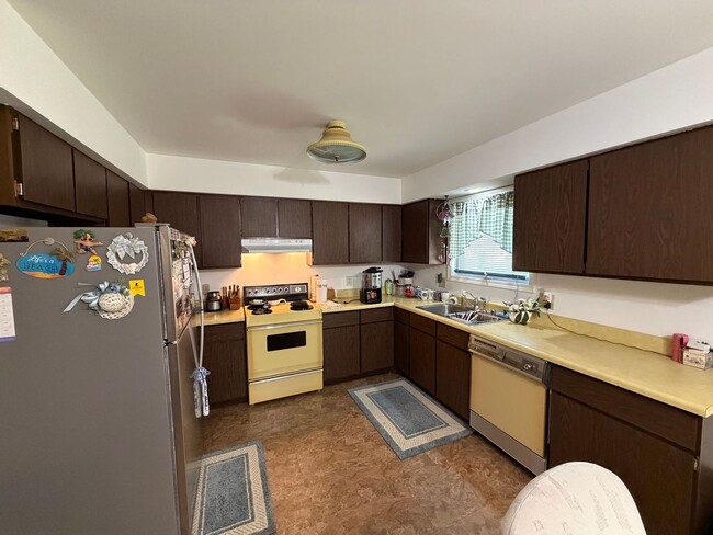 Building Photo - 2 Bed 1 Bath Side By Side Duplex in Port Edwards