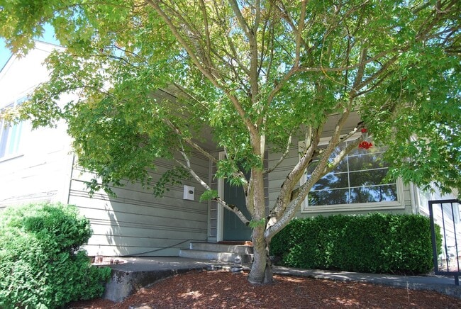 Building Photo - 3 Bedroom Home in Newberg