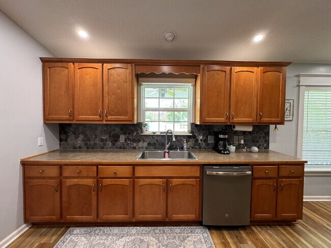 Building Photo - Large Property - No HOA!! - Just outside o...