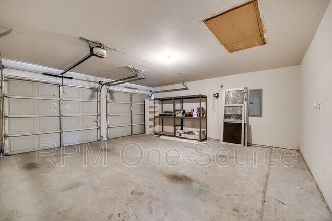 Building Photo - 300 Creekside Dr