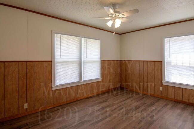 Building Photo - Cozy 2 Bed Home with Fireplace