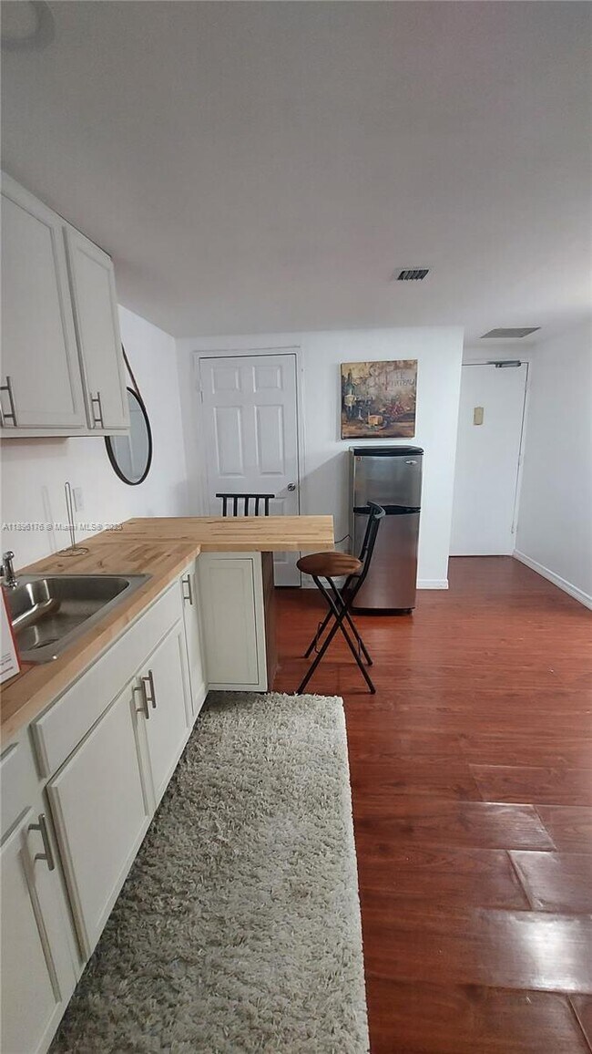 Building Photo - 825 Brickell Bay Dr