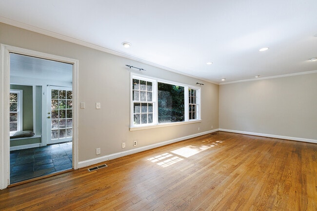 Building Photo - 2311 Pembrook Pl NE