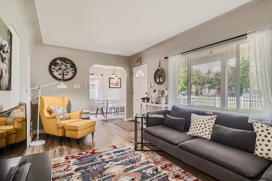 Living room - 1309 Jamaica St