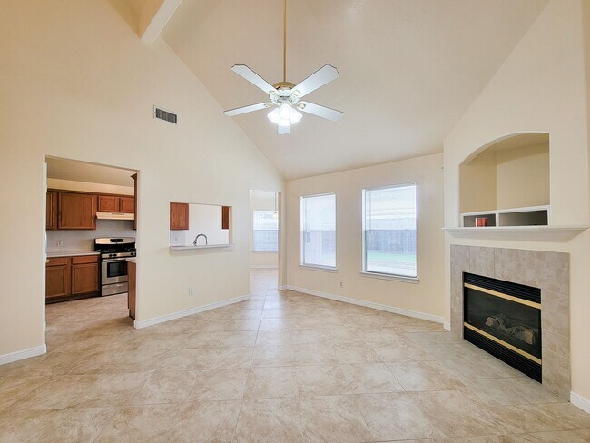 Building Photo - NICE CLEAN HOME. FORMAL LIVING DINING , DEN, BIG KITCHEN WITH BRAKFAST ROOM. TILE FLOOR IN KITCHE...
