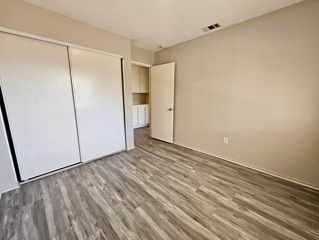Building Photo - New Listing!