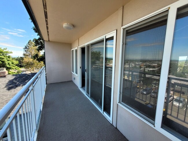 Building Photo - Southside Condo with a View - 1 Bedroom - ...