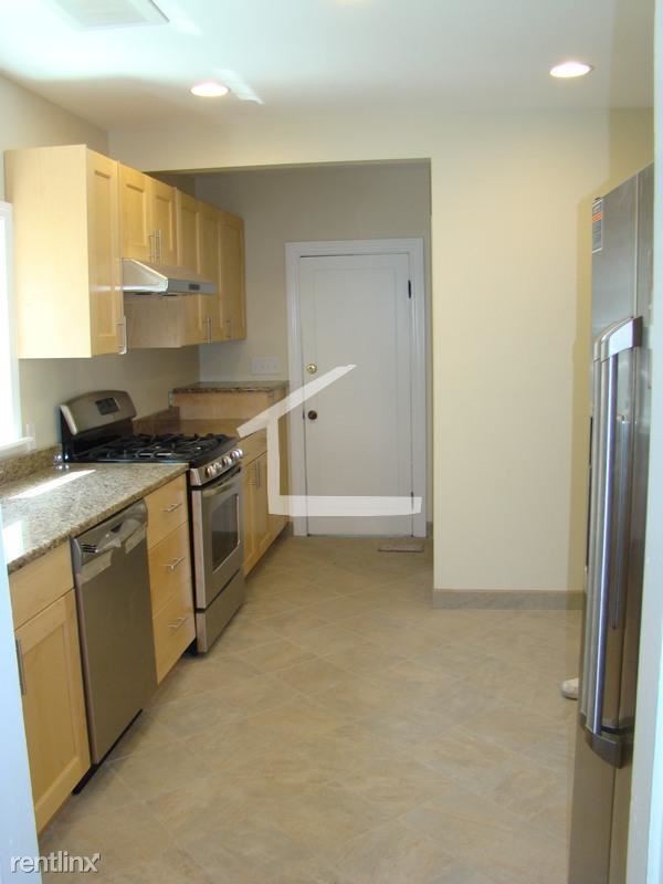 Building Photo - 3 br, 1.5 bath House - 32 Brooks St # 35