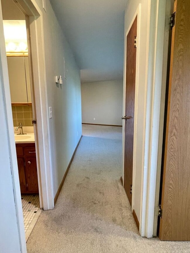 Building Photo - Main Floor, Excellent Condition, Video Wal...