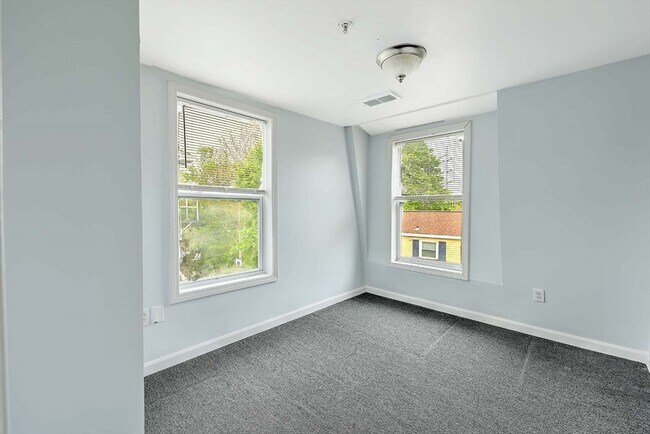 Building Photo - 458 Weir St