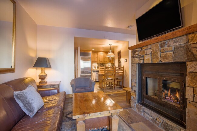 Building Photo - 131 Vischer Dr