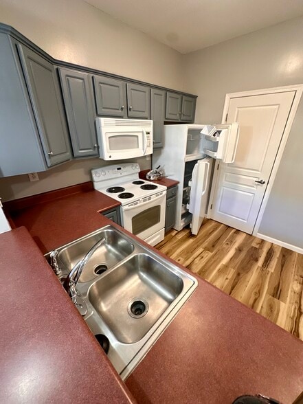 Full kitchen with dishwasher, microwave - 518 N 5th St