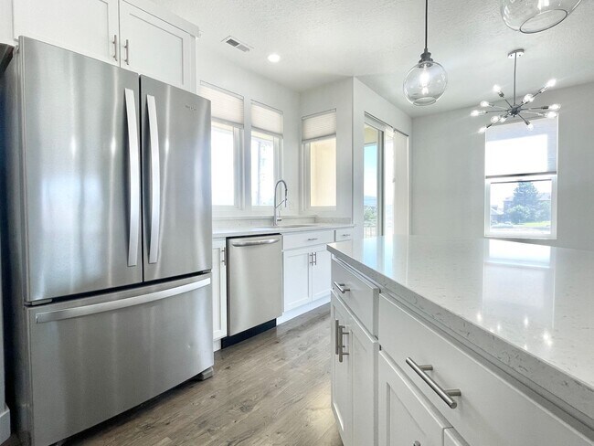 Building Photo - Gorgeous Townhome in South Jordan!