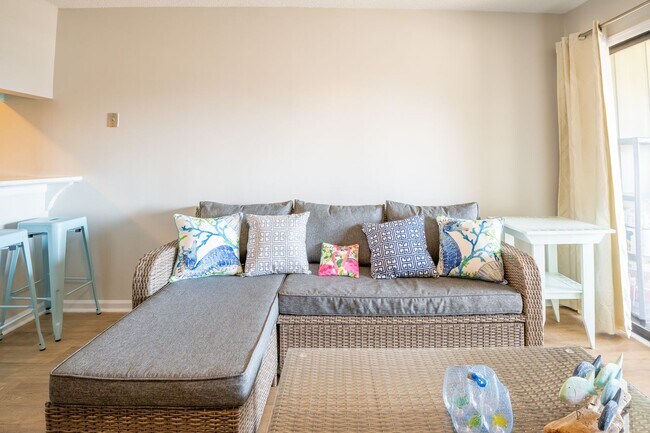 Building Photo - COZY,  FURNISHED OFF-SEAON MONTHLY RENTAL