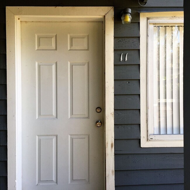 Building Photo - Fully Furnished, Turnkey 1BR/1BA Riverfron...