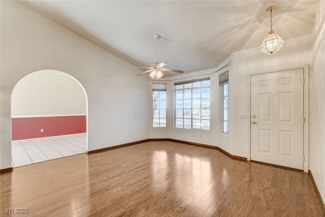 Building Photo - 114 E Tamarack Dr