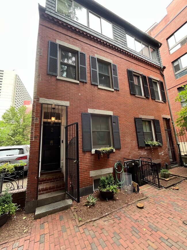 Building Photo - 2 Lyndeboro Pl