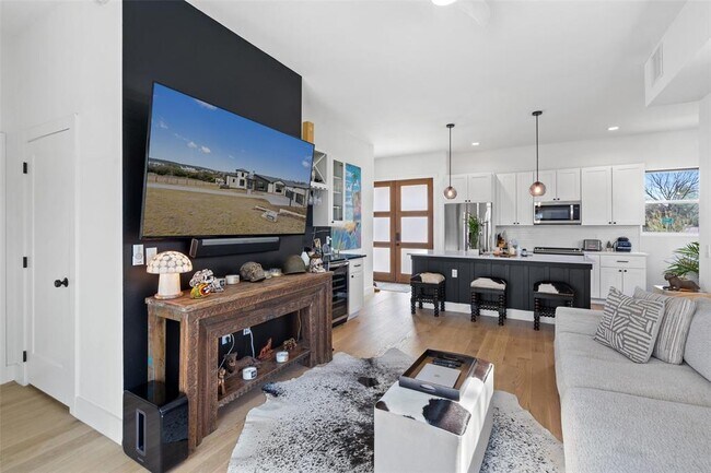 Building Photo - 4800 Vinson Dr