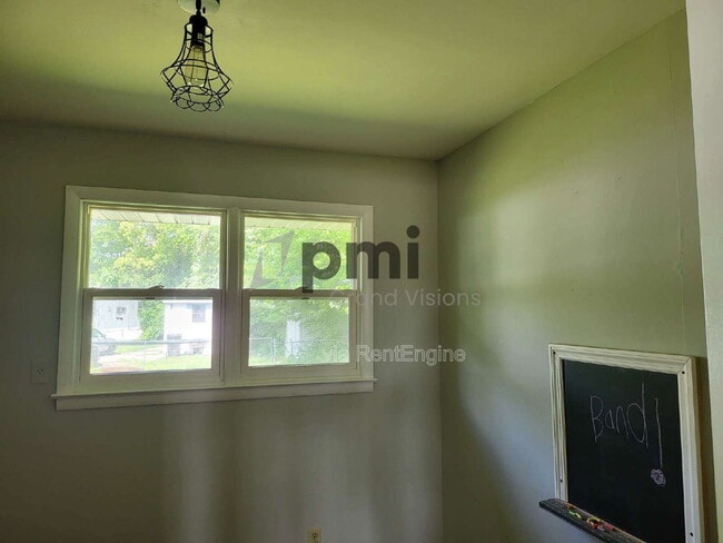 Building Photo - 1425 S Fairview Ave