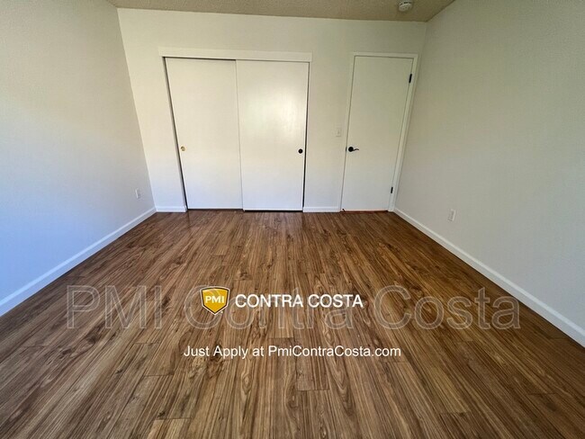 Building Photo - 409 Camelback Rd