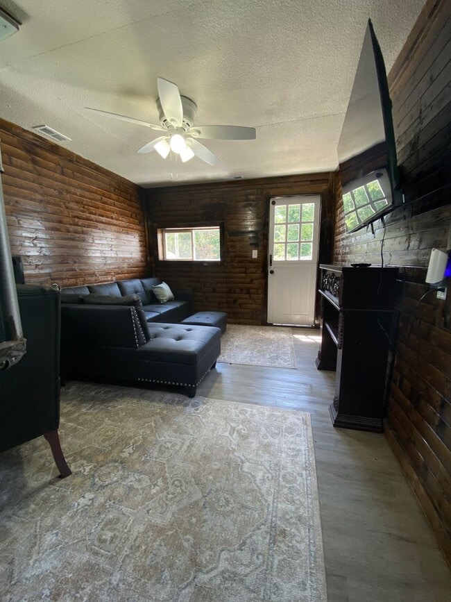 Building Photo - Single Family Home in Downtown Branson