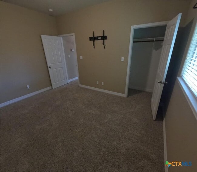 Building Photo - 2902 Lenora Dr