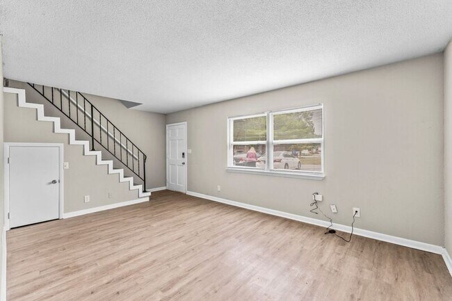 Building Photo - 912 Donaldson Rd