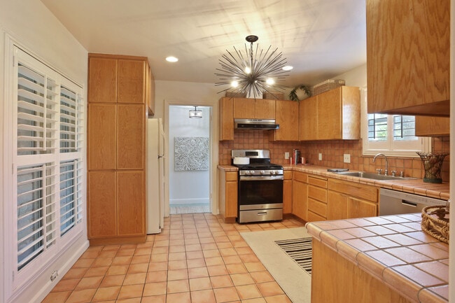 Building Photo - 805 W Sonoma Ave