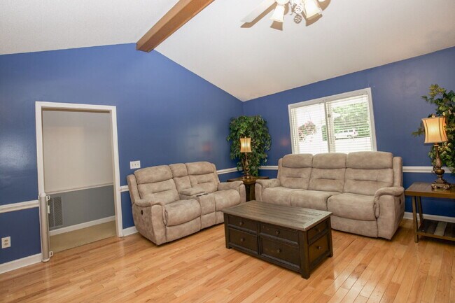 Building Photo - 806 Sumac Ln