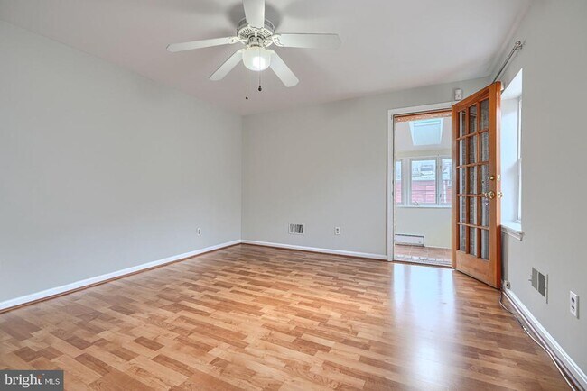Building Photo - 136 Gittings St