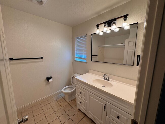 Building Photo - Updated 3 Bedroom Home in North Salinas