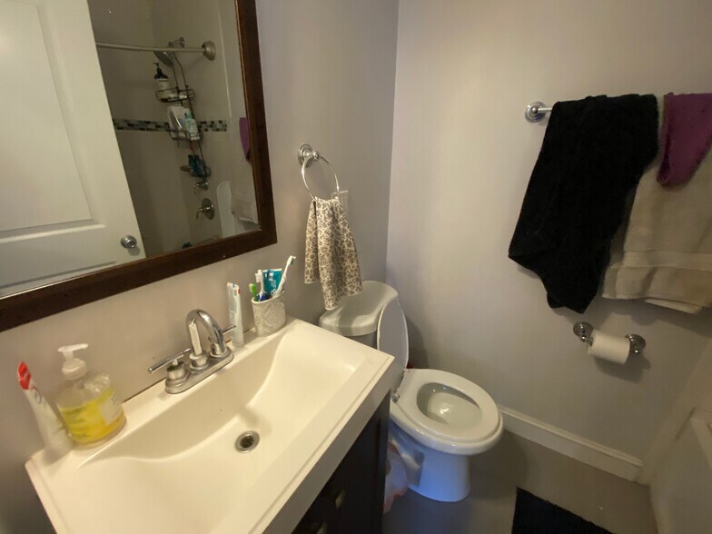 Building Photo - 719 Parker St