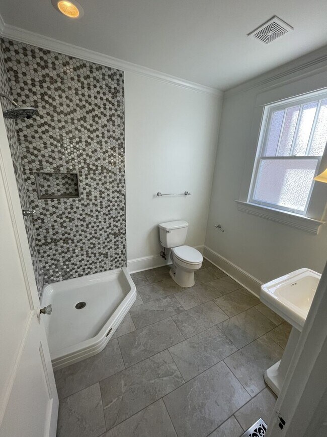 Building Photo - 4 Bd 3 Ba House