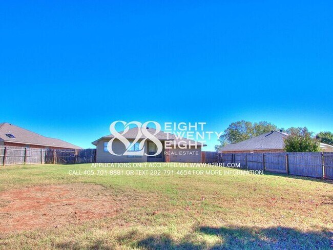 Building Photo - Lovely 3 Bed/2 Bath/2 Car Garage Single Fa...