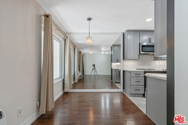 Building Photo - 320 S Ardmore Ave