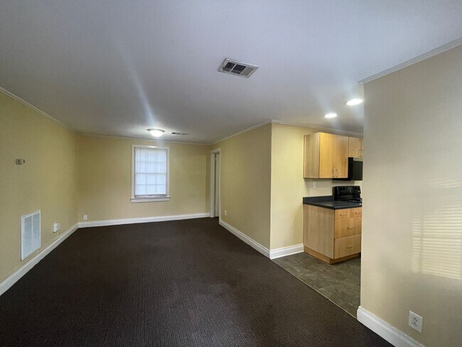 Building Photo - 2 Bed, 1 Bath Apartment