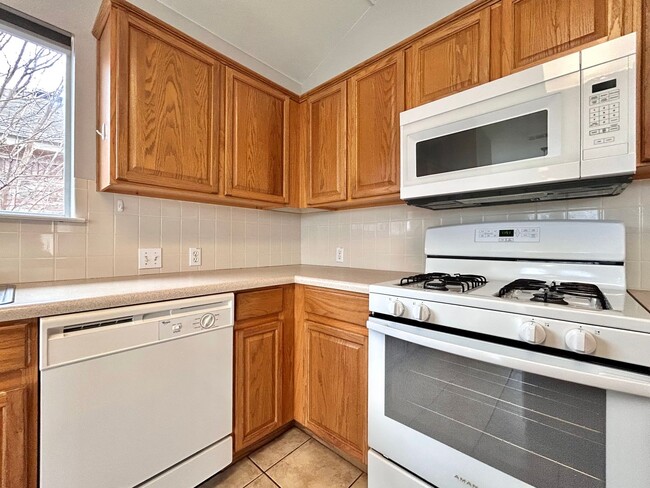 Building Photo - Move-In Ready 3/BR 2/BA Home Featuring Fireplace, Garage & Private Yard