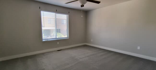 Building Photo - 1595 S Topaz Dr